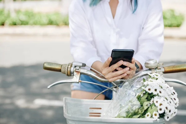 Imagem Close Jovem Mulher Sentada Bicicleta Com Flores Cesta Frente — Fotografia de Stock