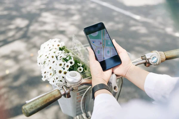 Jovem Mulher Sentada Bicicleta Verificando Mapa Tela Smartphone — Fotografia de Stock