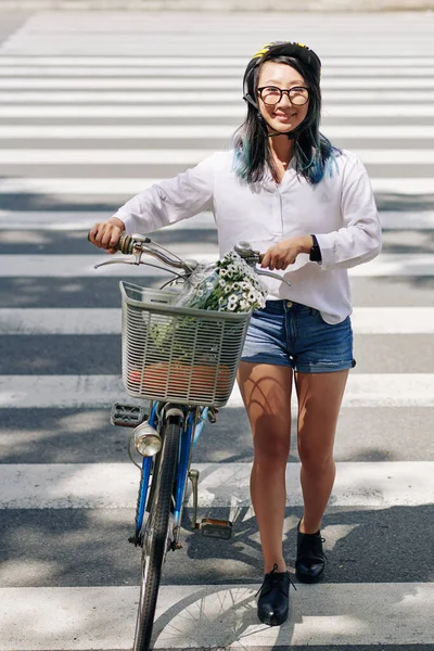 Allegro Bella Giovane Donna Cinese Con Bicicletta Attraversamento Strada Città — Foto Stock