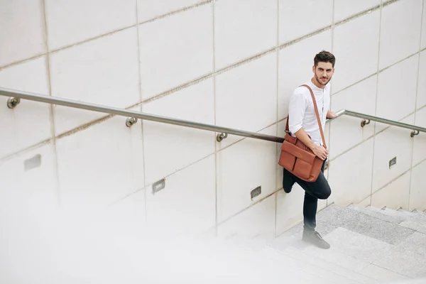 Hombre Joven Guapo Pie Los Escalones Con Gran Bolso Cuero — Foto de Stock