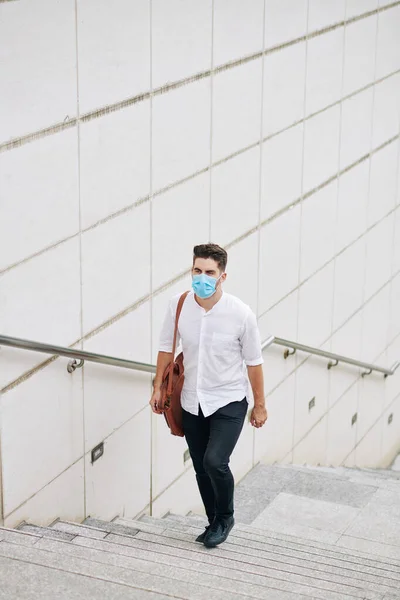 의료용 마스크를 착용하고 계단을 오르는 — 스톡 사진