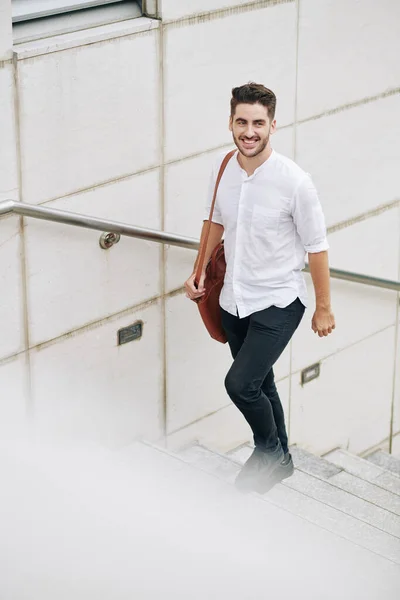 Alegre Guapo Joven Barbudo Con Camisa Blanca Algodón Subiendo Las — Foto de Stock