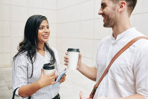 Fröhliche Junge Geschäftsleute Diskutieren Der Kaffeepause Über Neuigkeiten Und Klatsch — Stockfoto