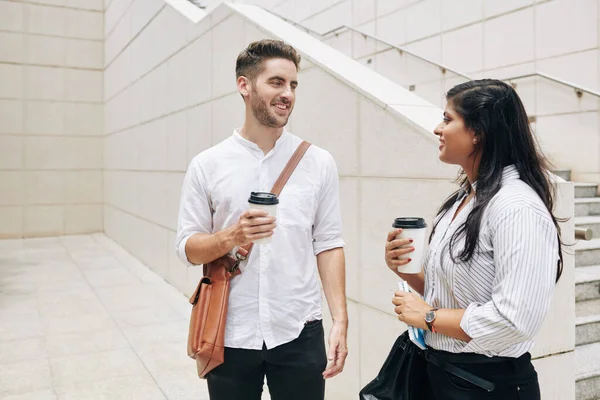 Fröhliche Junge Geschäftsfrau Trinkt Kaffee Wenn Sie Vor Einem Bürogebäude — Stockfoto