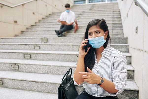 Bastante Joven Mujer Negocios Emocional Máscara Médica Sentado Los Pasos —  Fotos de Stock