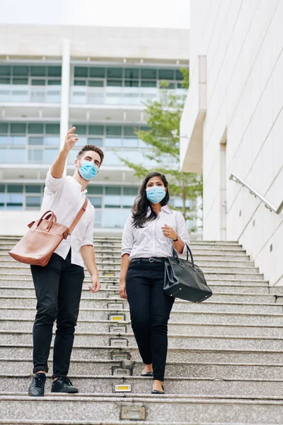 Jeune Homme Affaires Masque Médical Montrant Complexe Siège Social Nouvel — Photo