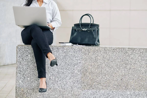 Cropped Image Young Female Entrepreneur Sitting Outdoors Next Her Bag — Stock Photo, Image