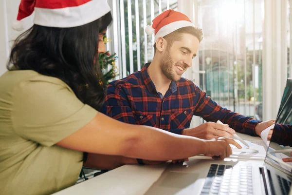 Jovem Empresário Feliz Santa Claus Chapéu Discutindo Relatório Vendas Estatísticas — Fotografia de Stock