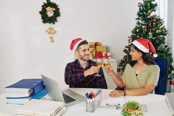 Junge Lächelnde Kollegen Feiern Weihnachten Büro Und Stoßen Mit Sektgläsern — Stockfoto