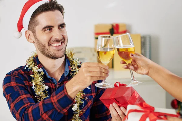 Feliz Bonito Jovem Trabalhador Escritório Chapéu Santa Com Ouropel Torno — Fotografia de Stock