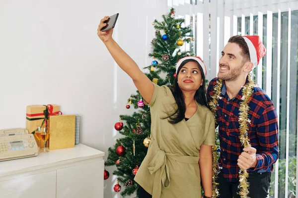 Alegres Colegas Multiétnicos Los Sombreros Santa Claus Tomando Selfie Árbol —  Fotos de Stock