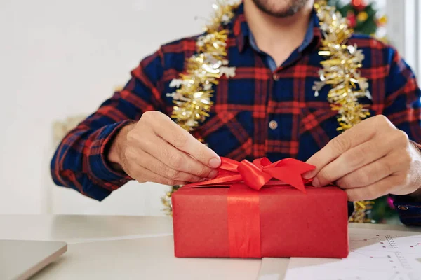 Крупним Планом Імідж Бізнесмена Який Розпаковує Новорічний Подарунок Своєму Офісному — стокове фото