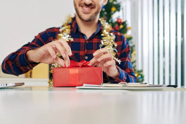 Aufgeregt Lächelnder Unternehmer Öffnet Weihnachtsgeschenk Schreibtisch — Stockfoto