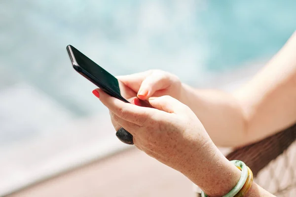 Frauenhände Die Sich Swimmingpool Ausruhen Sms Schreiben Und Mobile Anwendung — Stockfoto