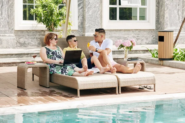 Glückliche Dreiköpfige Familie Entspannt Sich Auf Chaiselongen Pool — Stockfoto