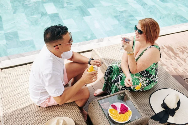 Smiling Husband Wife Drinking Cocktails Eating Fruits Talking Resting Swimming — ストック写真