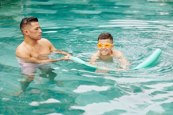 Pai Controlando Seu Filho Pré Adolescente Óculos Nadando Piscina Com — Fotografia de Stock