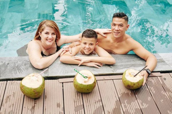 Gelukkige Familie Van Moeder Vader Zoon Drinken Kokoscocktails Verfrissend Het — Stockfoto