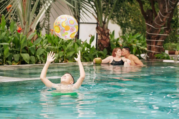 Emocionado Niño Preadolescente Jugando Con Pelota Inflable Piscina Cuando Sus — Foto de Stock