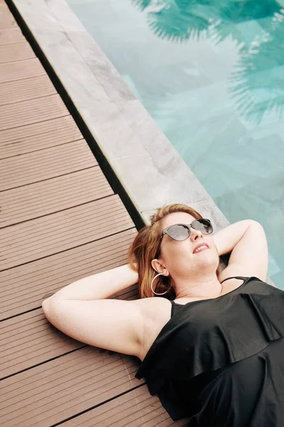 Smiling Woman Sunglasses Sunbathing Swimming Pool Spa Hotel View — 图库照片