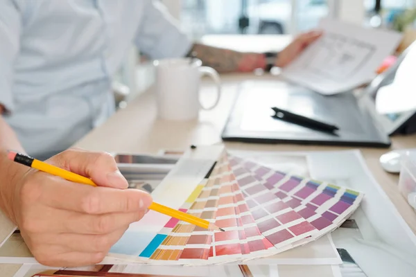 Diseñador Gráfico Eligiendo Color Paleta Cuando Trabaja Proyecto Para Cliente — Foto de Stock