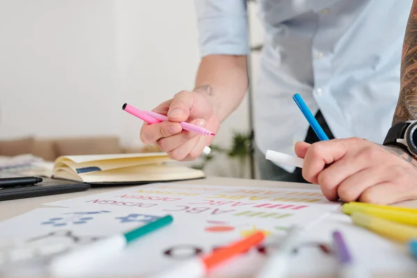 Grafik Tasarımcısının Renkli Keçeli Kalemlerle Şirket Logosunun Çizimlerini Yakından Çek — Stok fotoğraf