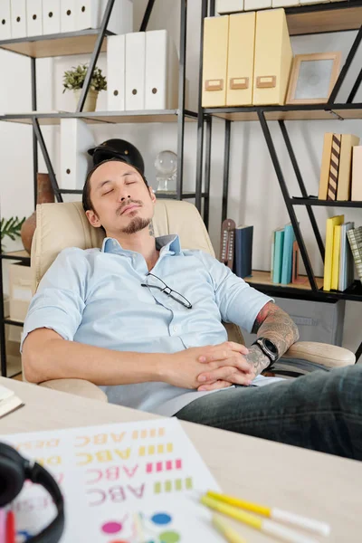Grafikdesigner Schläft Seinem Home Office Stuhl Wenn Nach Der Arbeit — Stockfoto