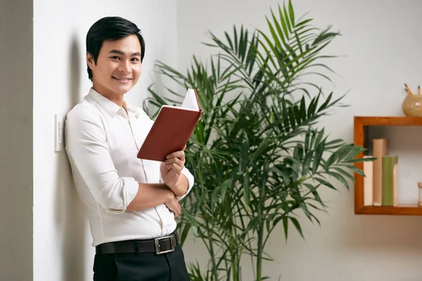 Portrét Usmívajícího Mladého Asijského Podnikatele Plánovačem Ruce Při Pohledu Kamery — Stock fotografie