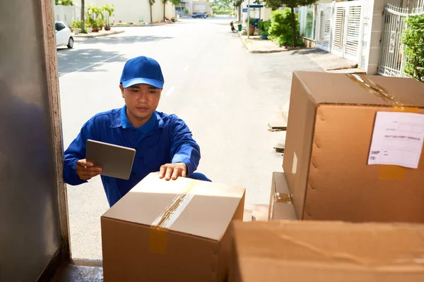 Lieferservice Mitarbeiter Überprüft Informationen Auf Tablet Computer Beim Beladen Von — Stockfoto