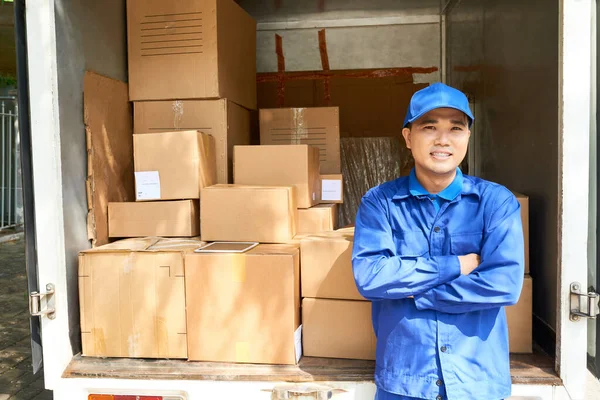 Portret Van Opgewekte Zelfverzekerde Koerier Uniform Vrachtwagen Geladen Met Pakketten — Stockfoto