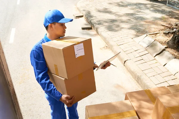 Jovem Trabalhador Serviço Entrega Asiática Verificando Dados Tablet Digital Descarregar — Fotografia de Stock