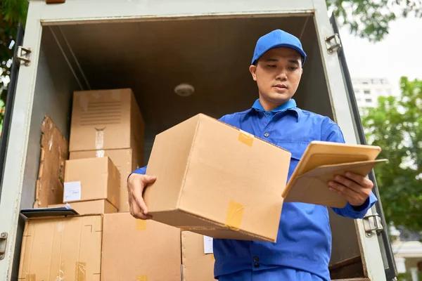 Junger Vietnamesischer Kurier Liest Adresse Auf Digitalem Tablet Wenn Großes — Stockfoto