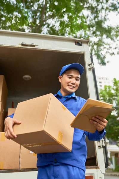 Χαμογελώντας Delivery Man Μεταφέρουν Μεγάλο Κουτί Και Διαβάζοντας Σπίτι Και — Φωτογραφία Αρχείου