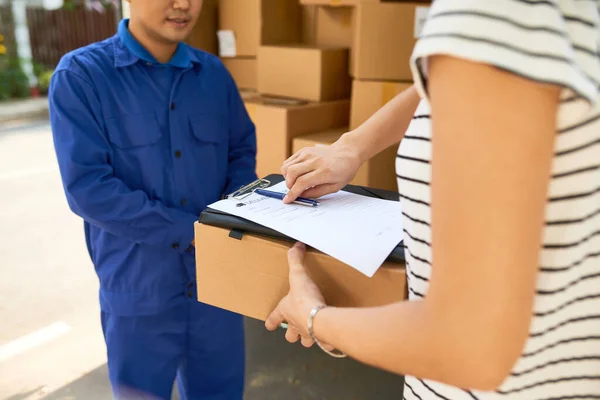 Cropped Image Courier Asking Female Customer Sign Delivery Service Document — Stock Photo, Image