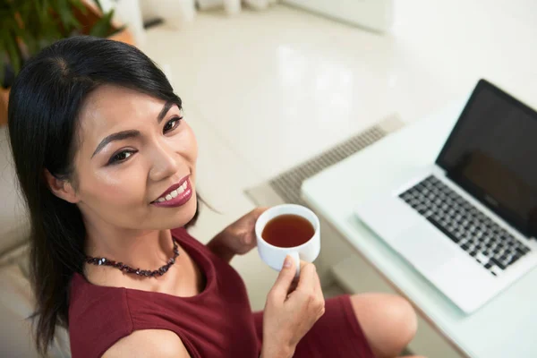 Alegre Joven Empresaria Exitosa Beber Taza Tener Descanso Después Trabajar — Foto de Stock