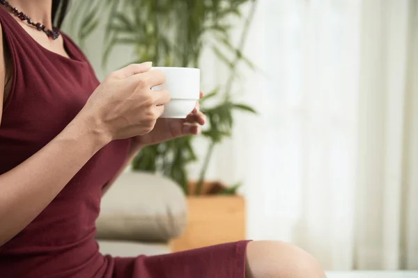 仕事を終えた後の落ち着いた瞬間を楽しむコーヒーを飲みながら優雅な実業家の姿を切り取った — ストック写真