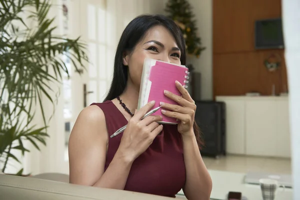 Lachen Opgewonden Jonge Vrouw Bedekken Mond Met Notitieblok Bij Het — Stockfoto