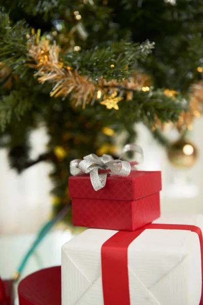 Stack Presents Decorated Christmas Tree Home Selective Focus — 图库照片