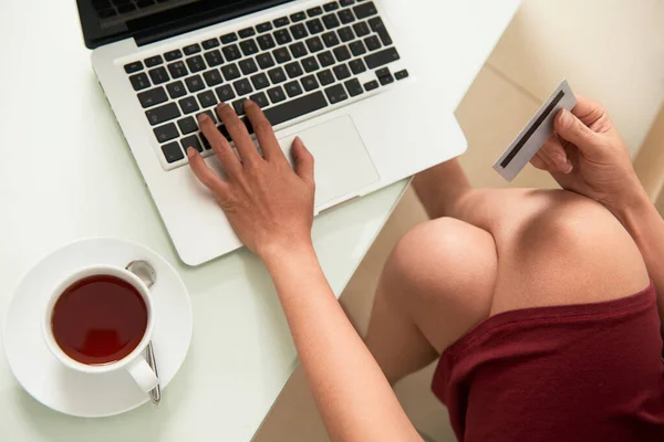 Handen Van Vrouw Met Credit Card Drinken Van Thee Winkelen — Stockfoto