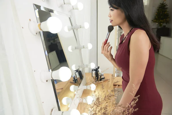 Krásná Mladá Asijská Žena Nanášení Pudr Obličeje Když Stojí Své — Stock fotografie