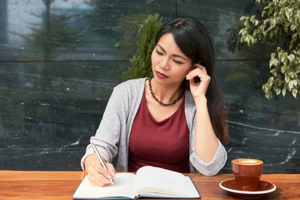 Mujer Joven Pensativa Bebiendo Una Taza Café Cafetería Escribiendo Sus —  Fotos de Stock