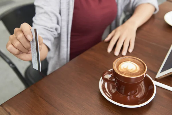 Nahaufnahme Einer Frau Die Café Mit Kreditkarte Für Eine Tasse — Stockfoto