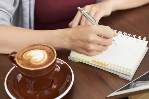 Nahaufnahme Einer Geschäftsfrau Die Morgenkaffee Café Trinkt Und Gedanken Und — Stockfoto