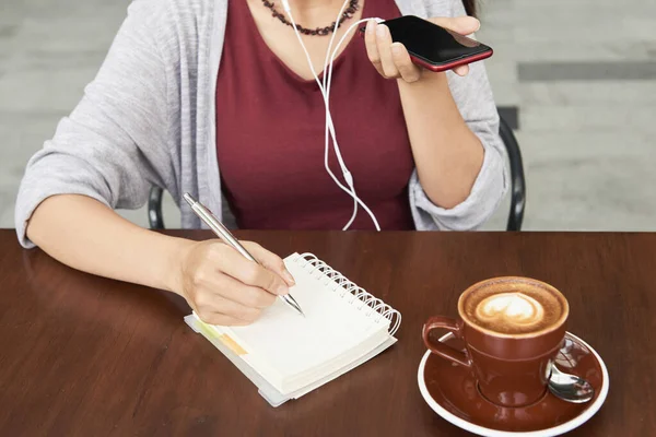 Immagine Ritagliata Dell Imprenditrice Che Registra Messaggio Vocale Collega Prende — Foto Stock