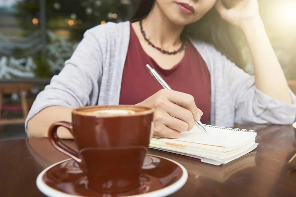 Pensiv Ung Kvinnlig Entreprenör Sitter Vid Cafébordet Dricker Kaffe Och — Stockfoto