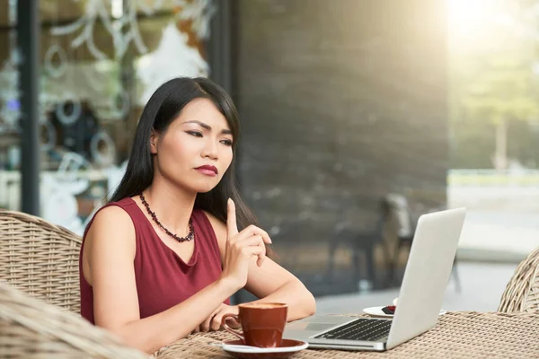 Frowning Giovane Donna Affari Vietnamita Fare Gesto Negazione Quando Parla — Foto Stock