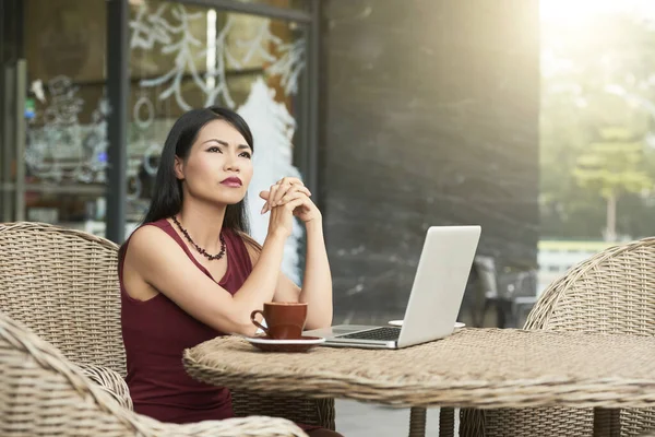 Portret Van Ernstige Fronsen Jonge Aziatische Zakenvrouw Zitten Aan Cafe — Stockfoto