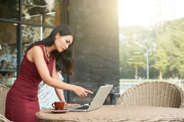 Vacker Allvarlig Ung Asiatisk Affärskvinna Pekar Skärmen Laptop Cafe Bord — Stockfoto