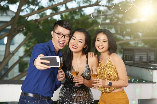 Jovem Empresário Vietnamita Alegre Levando Selfie Com Belas Amigas Festa — Fotografia de Stock