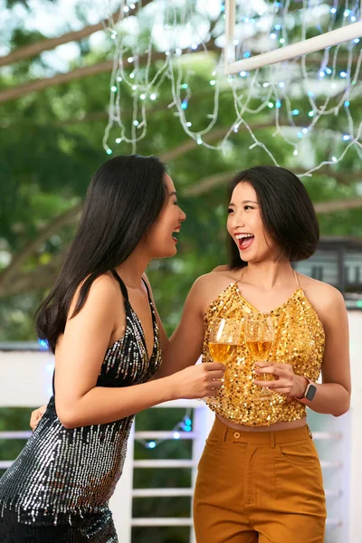 Gioioso Bello Giovane Asiatico Donne Avendo Divertimento Bere Vino Festa — Foto Stock